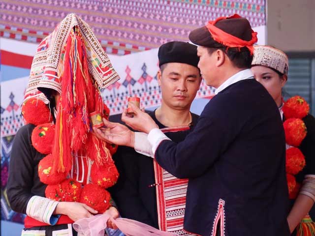 ta phin village red dao marriage
